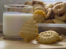 burro biscotti con latte pronto per servire, croccante patata fritta merenda latteria freschezza forno fotografia per cibo dolce dolce sfondo uso foto