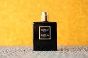 ternopil, Ucraina - settembre 2, 2022 cocco noir chanel Parigi In tutto il mondo famoso francese profumo nero bottiglia su brillante luccichio sfondo nel d'oro colori foto