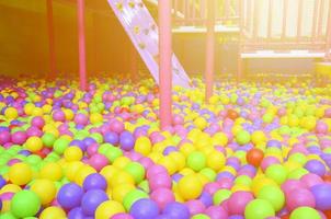 molti colorato plastica palle nel un' bambini' ballpit a un' terreno di gioco foto