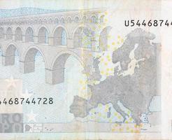 frammento parte di 5 Euro banconota avvicinamento con piccolo Marrone dettagli foto