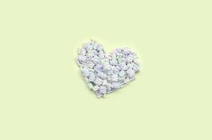 colorato marshmallow di cui su su lime e rosa carta sfondo. pastello creativo strutturato cuore foto