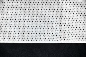 bianca sport capi di abbigliamento tessuto struttura sfondo. superiore Visualizza di bianca stoffa tessile superficie. luminosa pallacanestro camicia. testo spazio foto