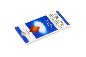 Kharkiv, Ucraina - dicembre 18, 2020 lindt cioccolato su bianca sfondo. lindt e spruegli ag è un' svizzero cioccolatiere e confetteria azienda conosciuto per loro cioccolato barre foto