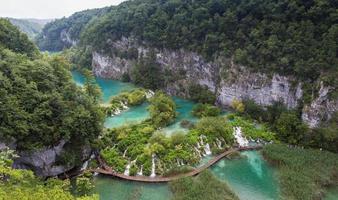vista mozzafiato nel parco nazionale dei laghi di plitvice. croazia foto