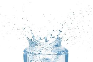 superiore di trasparente bicchiere e blu acqua spruzzo isolato su bianca sfondo.