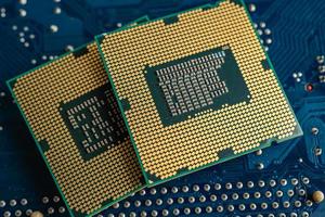 CPU, chip del chip dell'unità di elaborazione centrale sul circuito stampato nella tecnologia del computer portatile e del pc. foto