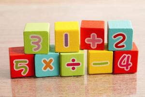 numero di cubi di blocchi di legno per l'apprendimento della matematica, il concetto di matematica dell'istruzione.