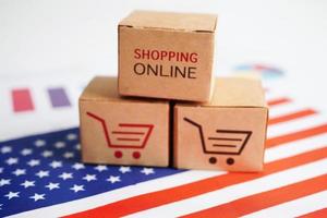 shopping online, scatola del carrello su bandiera usa america, import export, commercio finanziario. foto