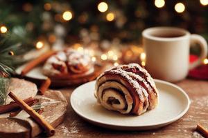 appena al forno cannella rotoli su di legno tavola. festivo, inverno, Natale umore foto