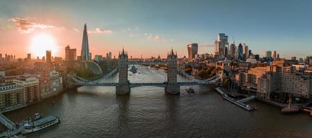 aereo Visualizza di il Londra Torre ponte a tramonto. foto