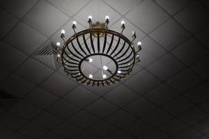 lampadario su soffitto. grande lampadario nel interno. antico lampada nel costruzione. foto