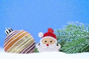 Natale brillante a strisce palla con Santa Claus abete rosso rami su neve. nevicando. nuovo anno. copia spazio foto