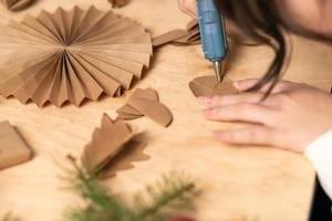 ragazza fa Natale albero decorazioni su di carta con sua proprio mani. passo 3. passo dopo passo istruzione foto