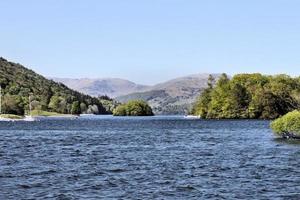 una vista del lago di Windermere nel distretto dei laghi foto