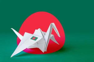 bangladesh bandiera raffigurato su carta origami gru ala. fatto a mano arti concetto foto