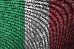 Italia bandiera è raffigurato su il schermo con il programma codice. il concetto di moderno tecnologia e luogo sviluppo foto