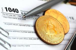 il penna, bitcoin e dollaro fatture è bugie su il imposta modulo 1040 noi individuale reddito imposta Restituzione. il tempo per pagare le tasse foto