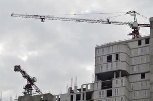 edificio in costruzione con gru foto