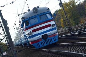 vecchio sovietico elettrico treno con antiquato design in movimento di rotaia foto