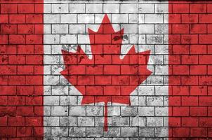 Canada bandiera è dipinto su un vecchio mattone parete foto