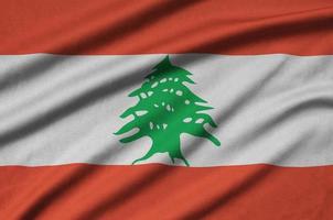 Libano bandiera è raffigurato su un' gli sport stoffa tessuto con molti pieghe. sport squadra bandiera foto