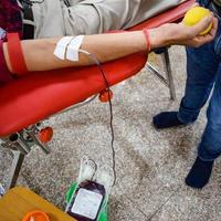 donatore di sangue al campo di donazione di sangue tenuto con una palla rimbalzante tenuta in mano al tempio di balaji, immagine per la giornata mondiale del donatore di sangue il 14 giugno di ogni anno, delhi, india, immagine per la giornata mondiale del donatore di sangue il 14 giugno foto