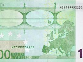 posteriore parte di 100 Euro banconota avvicinamento con piccolo verde dettagli foto