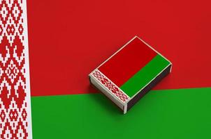 bielorussia bandiera è nella foto su un' scatola di fiammiferi quello bugie su un' grande bandiera