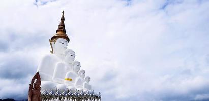 grande bianca monaco statua con cielo e bianca nube sfondo con copia spazio a tailandese tempio fetchabun, Tailandia. punti di riferimento e famoso posto per viaggio. religione e arte di scultura concetto. foto