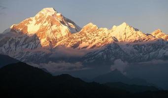 vista serale del monte dhaulagiri - nepal