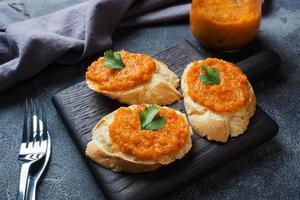 panini con pane zucchine caviale pomodori cipolle. fatti in casa vegetariano cibo. copia spazio. foto