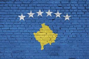 kosovo bandiera è dipinto su un vecchio mattone parete foto