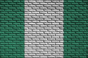 Nigeria bandiera è dipinto su un vecchio mattone parete foto