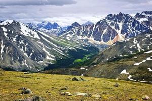 montagne rocciose nel parco nazionale di jasper, canada foto