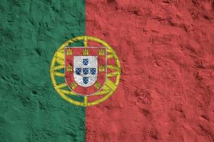 Portogallo bandiera raffigurato nel luminosa dipingere colori su vecchio sollievo intonacatura parete. strutturato bandiera su ruvido sfondo foto