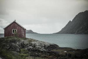 lofoten norvegia vista mare dalla scogliera con piccola casa rossa 2 foto