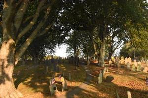 avvolgimento sentiero attraverso un' storico cimitero nel nuovo Inghilterra foto