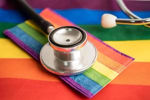 stetoscopio sullo sfondo della bandiera arcobaleno, simbolo del mese dell'orgoglio lgbt celebra l'annuale a giugno sociale, simbolo di gay, lesbiche, bisessuali, transgender, diritti umani e pace. foto