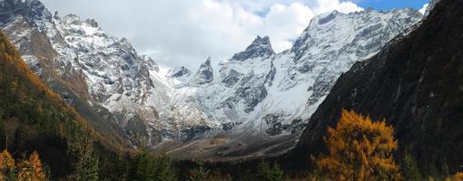 vista panoramica delle montagne innevate nel sud-ovest della Cina in autunno