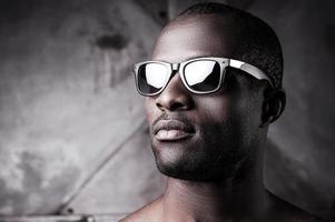bello nel occhiali da sole. avvicinamento di bello giovane A petto nudo africano uomo nel occhiali da sole foto