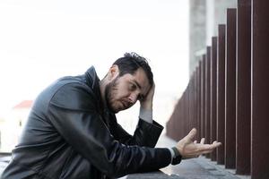 giovane uomo sperimentare sentimenti di depressione foto