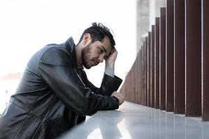 ritratto di un adulto uomo sofferenza a partire dal emicrania e depressione foto