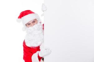 Ciao Là tradizionale Santa Claus guardare su di il copia spazio mentre essere isolato su bianca foto
