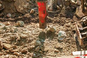 un' martello pneumatico è Lavorando, un' avvicinamento di un' perforazione attrezzatura costruttore. foto