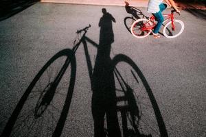 personale punto di Visualizza di un' ciclista equitazione passato di nel il sera foto