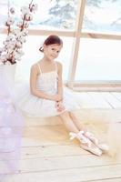 giovane ballerina ragazza è preparazione per un' balletto prestazione. poco prima balletto foto
