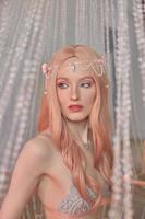 bellezza ritratto di anime Principessa elfo donna con rosa capelli nel biancheria intima. favoloso magico Guarda, bellissimo rosa trucco. bordo corona su il testa di un' donna foto