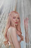 bellissimo elfo donna nel biancheria intima, lungo rosa capelli. bellezza ritratto, romantico Guarda retrò stile foto