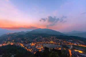 bellissimo paesaggio Visualizza a partire dal il superiore di montare hamrong nel sapa città a tramonto. sapa è un' famoso scenario città nel lao cai Provincia nel Nord Ovest Vietnam, viaggio concetto. foto