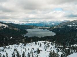 neve sul lago donner foto